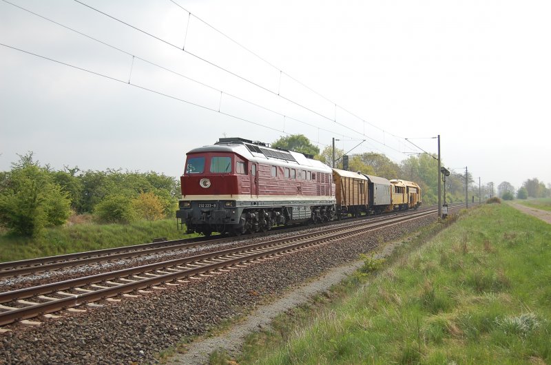 232 223-8 am 23.04.2009 kurz vor �berquerung des Mittellandkanals bei Peine