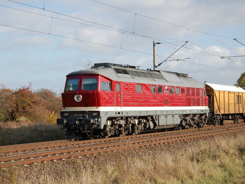 232 223-8 am Sonntag den 25.10.2009 kurz vor �berquerung des Mittellandkanals bei Peine