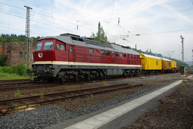 232 223-8 der DGT am 17.08.2009 in Eschwege West. Sie hat den Baukran abgeholt, der am Wochenende noch die letzten Weichen fr die Nordschleife zum neuen Stadtbahnhof gelegt hat.