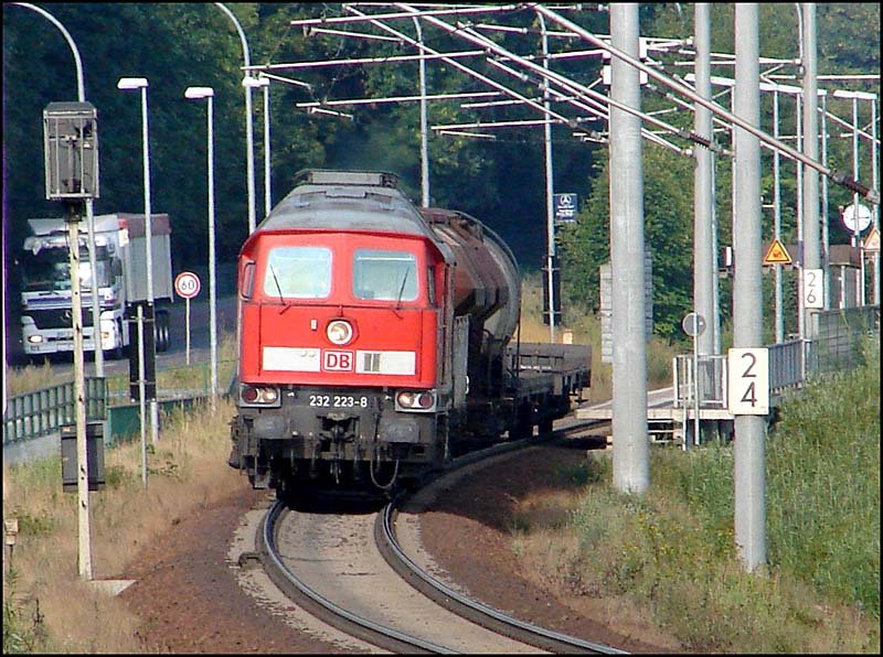 232 223-8 durchfhrt den Hp Stralsund - Grnhufe. (am 09.08.06)