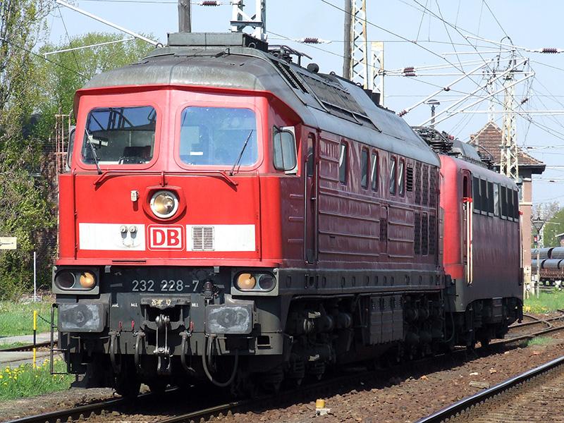 232 228-7 zusammen mit 140 681 am 03.05.06 in Frankfurt (Oder).