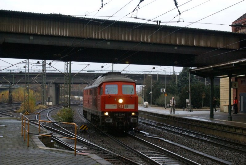 232 229-5 durchfhrt am 8.11.2007 als Leerfahrt von (vermutlich) Lbeck nach Maschen den Bahnhof Hamburg-Harburg 