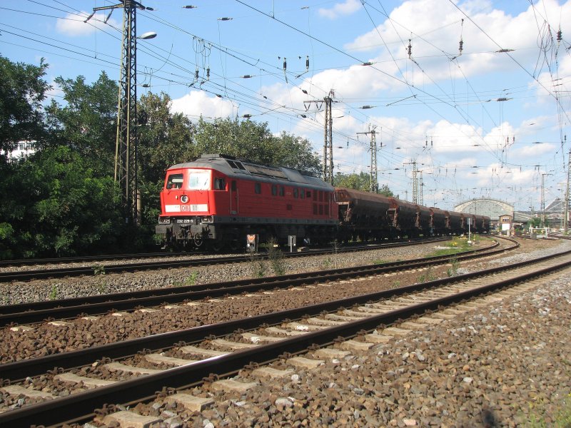 232 229-5 mit Schotterzug am Haken aus Dresden-Neustadt komment.Im Hintergrund Bahnhof Dresden-Neustadt.24.08.07.