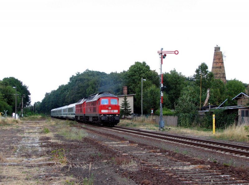 232 230 und 232 209 mit EC 44 in Trebnitz (30.07.2006)