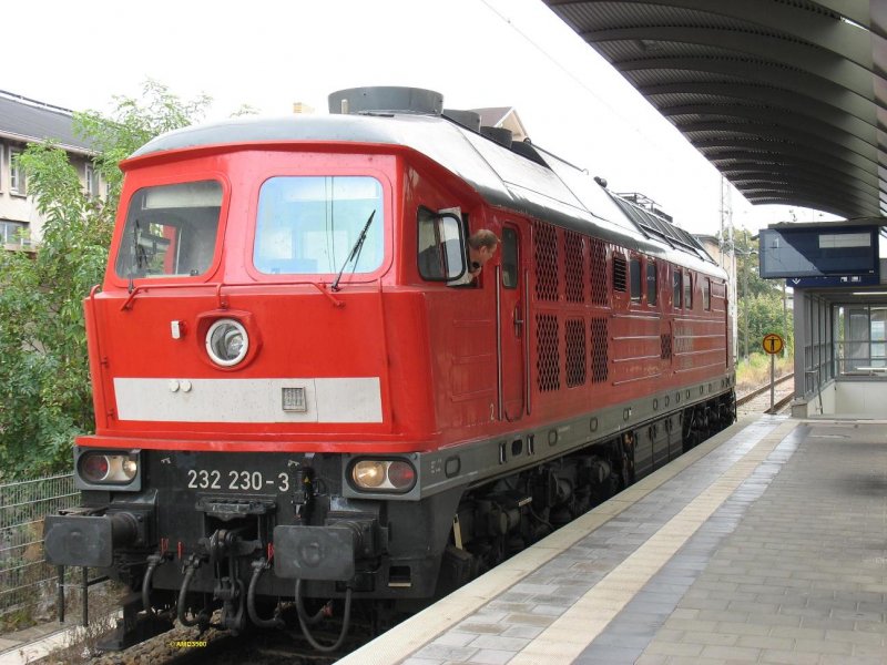 232 230-3 am Bahnsteig wartet auf den Rangierer. (Bhf Angerm�nde) 04.10.2007