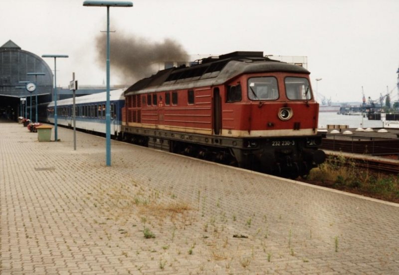 232 230-3 mit E 2137 Kiel Hauptbahnhof-Berlin Lichtenberg auf Kiel Hauptbahnhof am 26-7-1992. Bild und scan: Date Jan de Vries.

