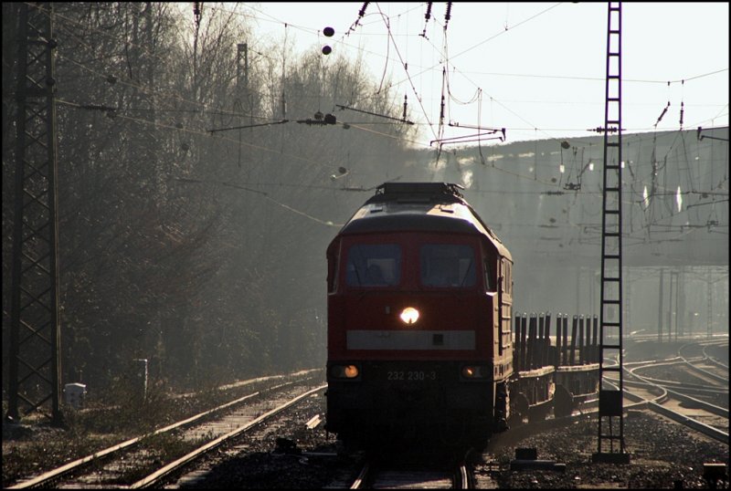 232 230 erreicht mit einem bergabezug, bestehend aus zwei Flachwagen, Recklinghausen-Sd. (30.12.2008)