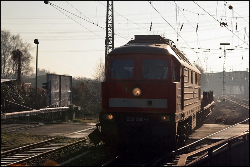 232 230 erreicht mit einem bergabezug, bestehend aus zwei Flachwagen, Recklinghausen-Sd. Welches Bild ist besser?(30.12.2008)