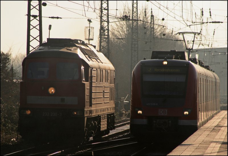 232 230 trifft auf den 422 538/038 in Recklinghausen-Sd. (30.12.2008)