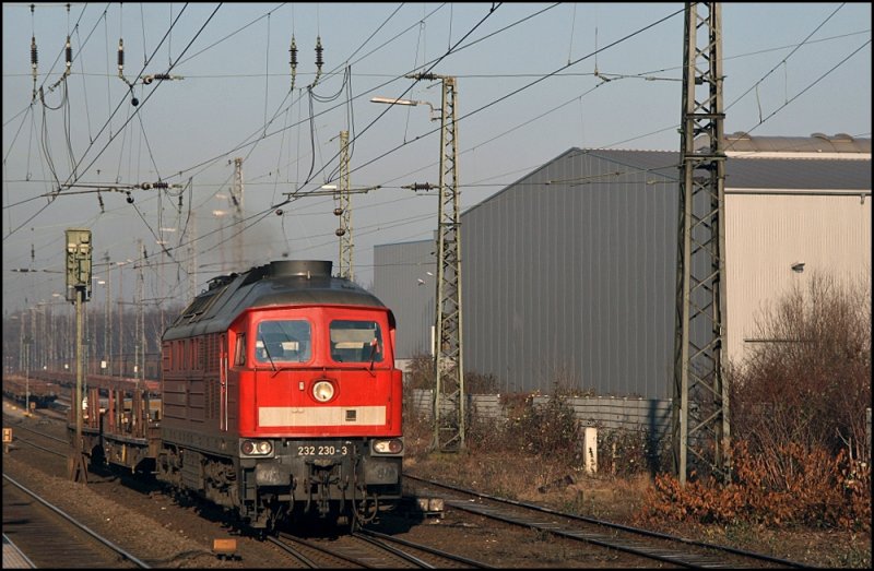 232 230 verl�sst mit zwei Flachwagen die Nebengleise von Recklinghausen-S�d in Richtung Wanne-Eickel. (30.12.2008)

