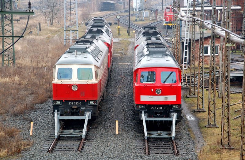 232 233 der east-west-railways und 232 238 stehen am 22.02.09 im Railion-Werk Halle(S) abgestellt.
