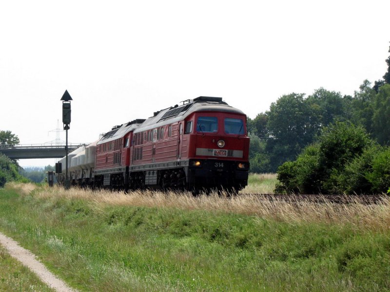 232 239 (MEG 314) und 232 448 mit Zementzug in Irrenlohe (14.07.2006)