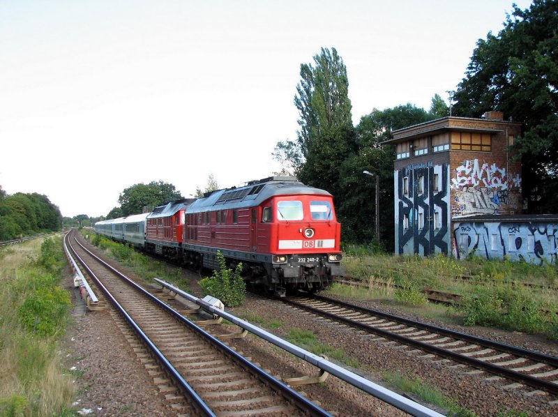 232 240 und 234 468 mit EC 44 in Berlin-Kaulsdorf (19.08.2006)