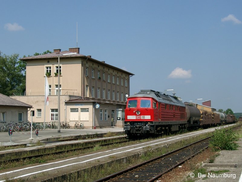 232 240 durchfhrt am 01.09.2005 den Bf Mindelheim. Das Bild ist schon Historisch. Das rechte Gleis ist seit einigen Monaten rckgebaut. Dafr ist dort jetzt ein Mittelbahnsteig. Und unter der 232 fhrt jetzt ein Fugngertunnel hindurch.... 