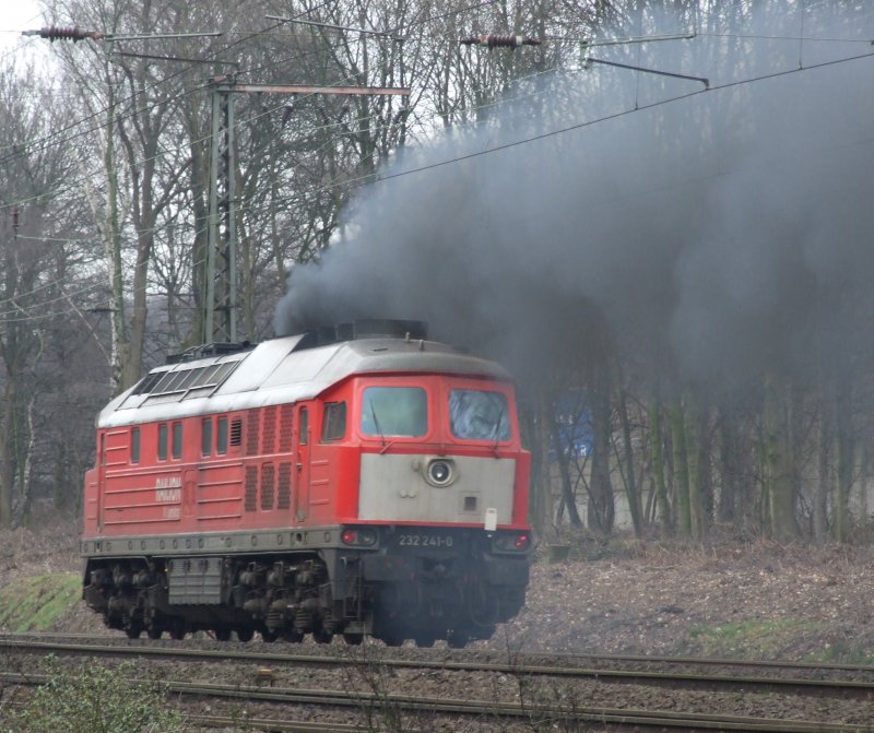 232 241-0 mit einer riesen Qualmwolke in Duisburg