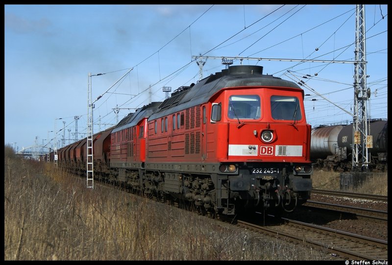 232 245 + 232 675 mit FZ 53212 aus Rostock nach Wismar.Am Zugende schob noch die 232 601 mit. Aufgenommen am 20.03.09 im Rostocker Seehafen.