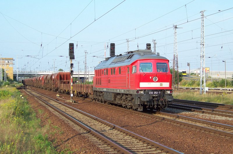 232 252-7 kommt hier mit einem gemischten Gterzug durch Schnefeld geprescht. 17.08.2009