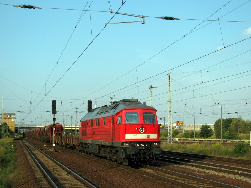 232 252-7 mit Sch�ttgutwagen am 17.08. durch Berlin Sch�nefeld Flughafen.
