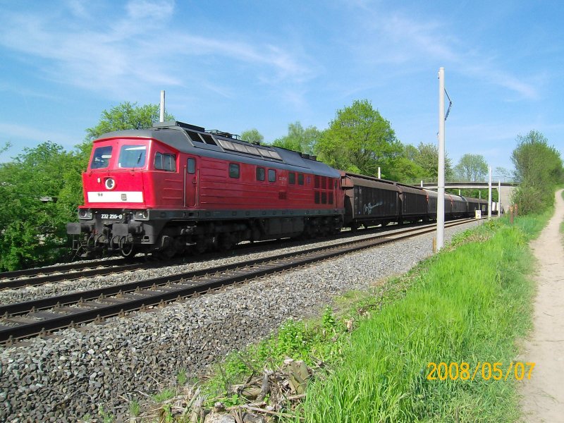 232 255-0 zieht am 07.05.08 den FZ 53553 Richtung Hamburg. Zusehen ist auch der Fortschritt der laufenden Elektrifizierung der Strecke Hamburg-Lübeck-Travemünde.
