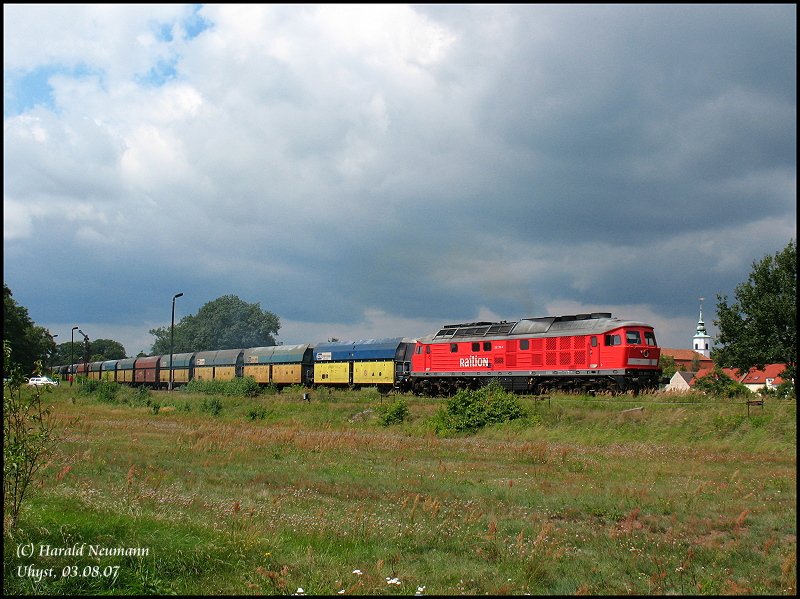 232 258 verl��t mit seinem PKP-Kohlezug den Bf Uhyst in Richtung Polen, 03.08.07.