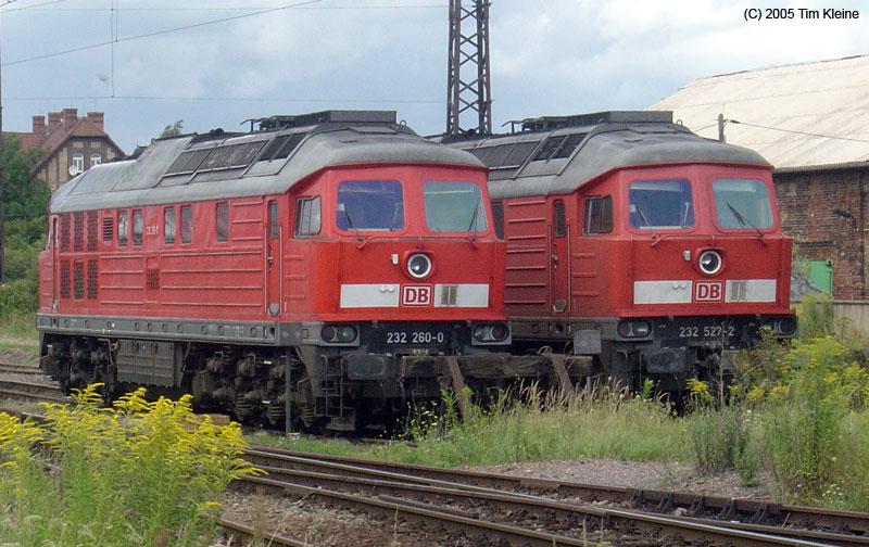 232 260 und 232 527 stehen am 08.08.2005 abgestellt in Grokorbetha.