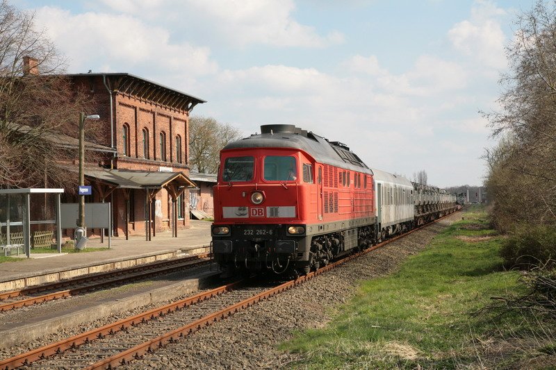 232 262-6 in Hagenow mit den Begleitwagen und Panzerzug aus Holland. 12.04.2008