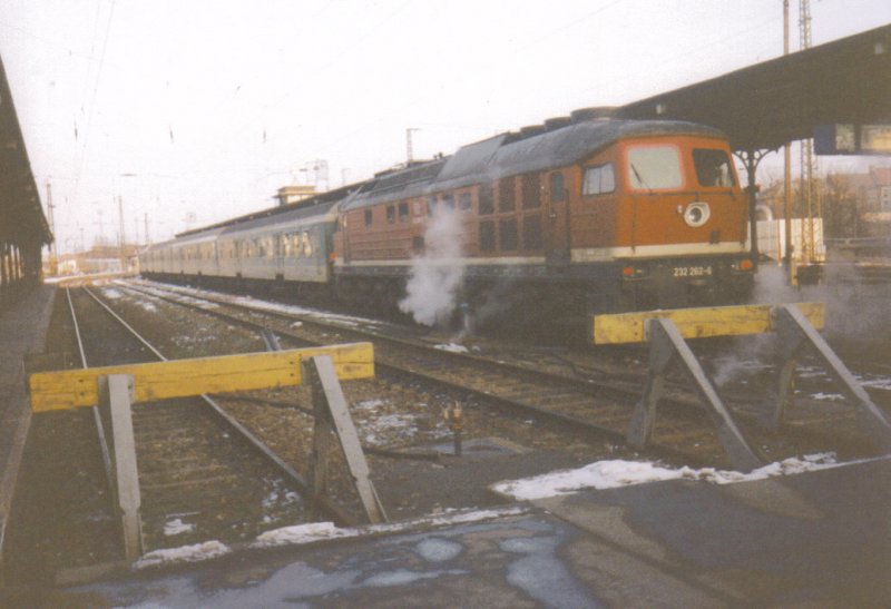 232 262-8 erreichte mit Ihrem RE aus Magdeburg den Zielbahnhof Erfurt. Bild von Februar '99.