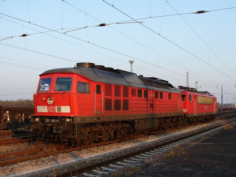 232 265  und 155 159 kommen gerade von ihrem Einsatz und fahren ins BW Rostock-berseehafen. (Rostock, 28.03.07)