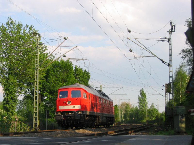 232 280-8 am 06.05.2008 als Lz am Km 28,190 in Dsseldorf