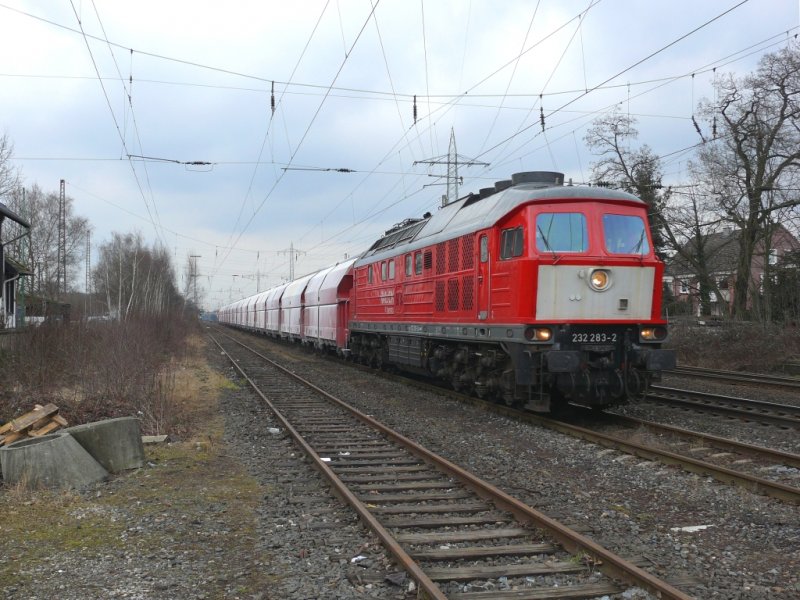 232 283-2 der Railion mit Kalkzug in Ratingen-Lintorf am 11.2.2009
