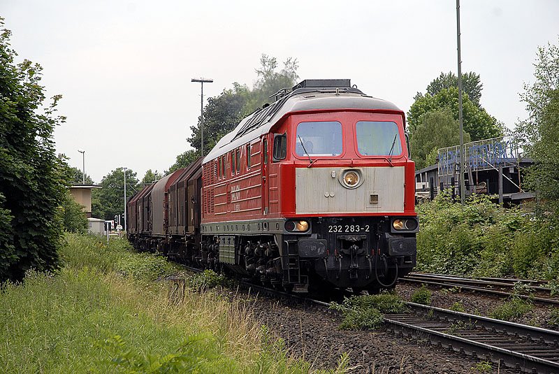 232 283 hat einen Stahlzug bei HKM im Duisburger Sden bernommen. 22.06.2008
