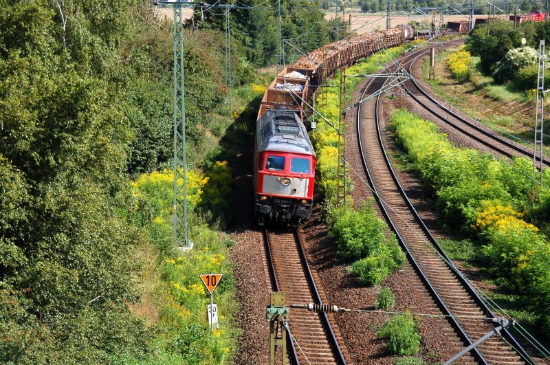 232 283 rollt am 15.08.09 mit angeh�ngter V 90 durch Gro�korbetha.