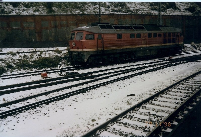 232 287 im Winter 1996 im damaligen Fhrhafen Sassnitz.
