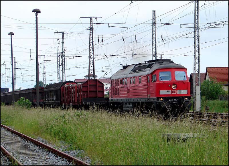 232 330-1 vor einem Gterzug, verlsst Stralsund in Richtung Greifswald.   (am 17.06.06) 