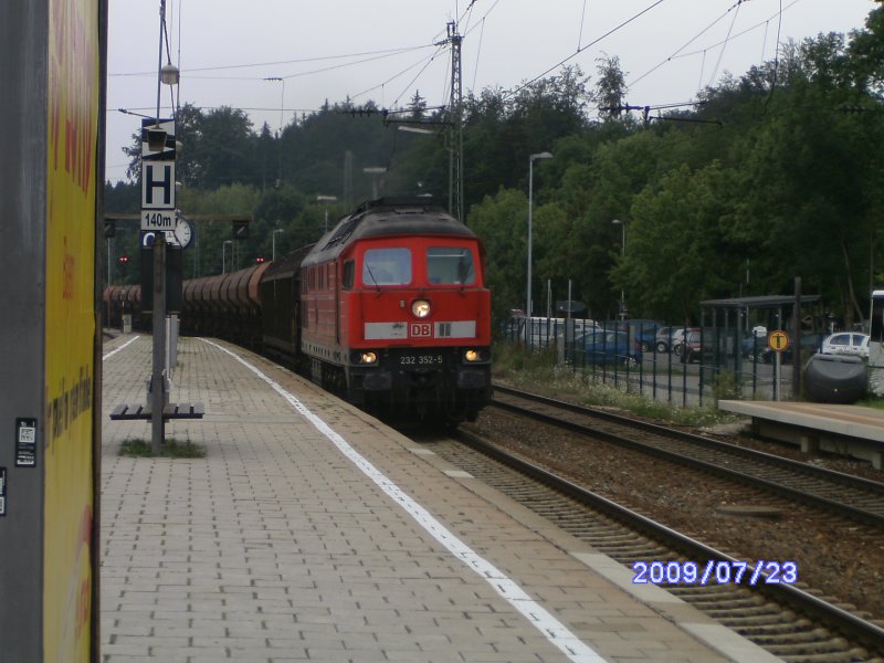 232 352-5 aus Richtung Kaufbeuren/Kaufering in Richtung M�nchen bei der Durchfahrt in Geltendorf am 23.07.2009.