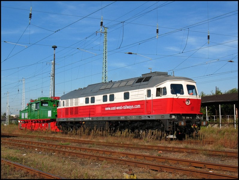 232 356 ist eine der 232er f�r das Gemeinschaftsunternehmen  East-West-Railways , hier nach dem AW-Besuch in Cottbus. Im Schlepp eine El-2 f�r Vattenfall.