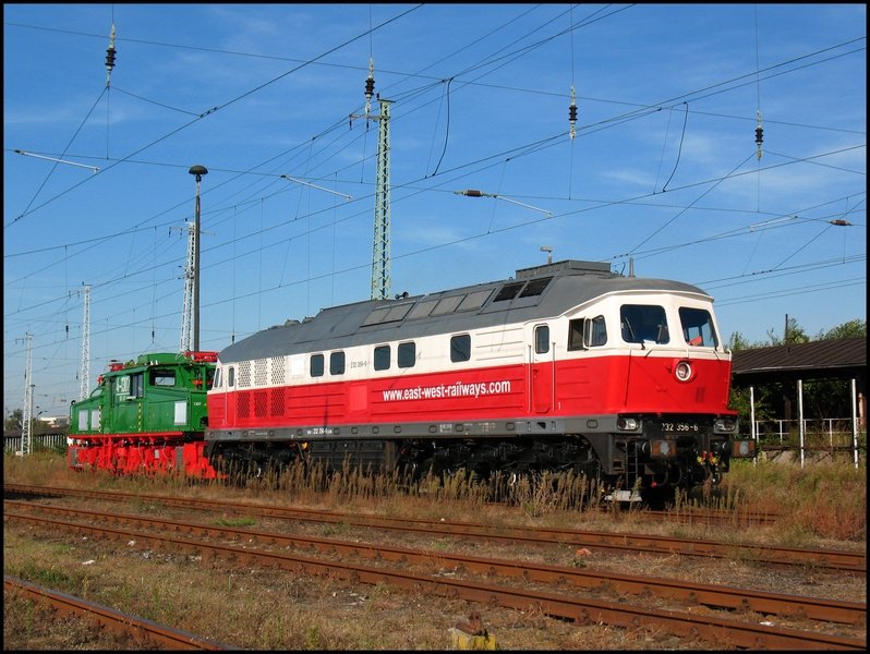 232 356 ist eine der 232er fr das Gemeinschaftsunternehmen  East-West-Railways , hier nach dem AW-Besuch in Cottbus. Im Schlepp eine El-2 fr Vattenfall.