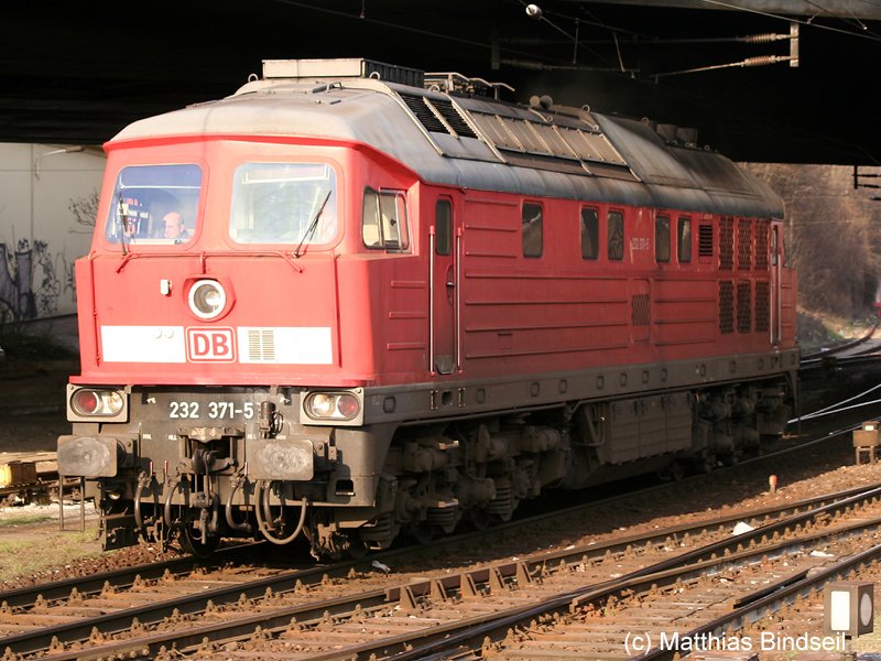 232 371-5 kehrt von einem Einsatz zurck und rollt zum Feierabend aufs Abstellgleis. 
(Berlin-Lichtenberg 14.03.2007)