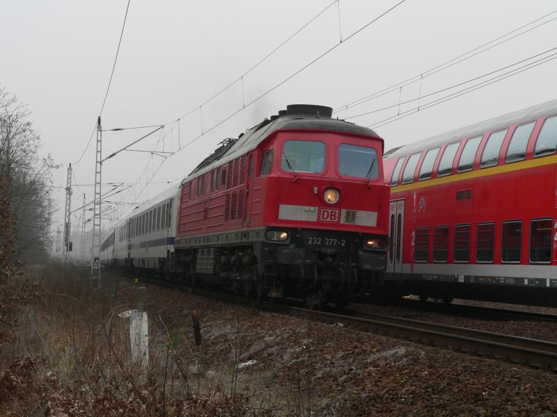 232 377-2 zieht den Berlin Warszawa Express in der Nhe vom S-Bhf. Kpenick in Richtung Warschau. 27.3.05