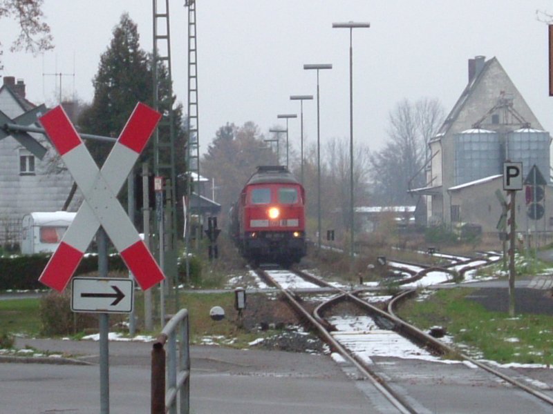 232 377 f�hrt gerade mit einem G�terzug in Hirschau los. Die 232 wurde f�r die ausgefallene 294, die an zwei Tagen zuvor einen Zusammensto� an einem B� mit einem PKW hatte, eingesetzt. (11.11.2004 Strecke Amberg-Schnaittenbach)