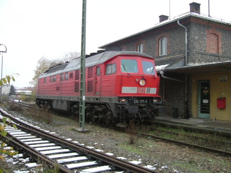 232 377 steht vor dem Bahnhofsgeb�ude von Hirschau. Die planm��ige 294 wurde an 2 Tagen zuvor durch einen Zusammensto� mit einem PKW an einem B� so stark besch�digt, dass sie durch die 232 ersetzt wurde. (11.11.2004 Strecke Amberg-Schnaittenbach)