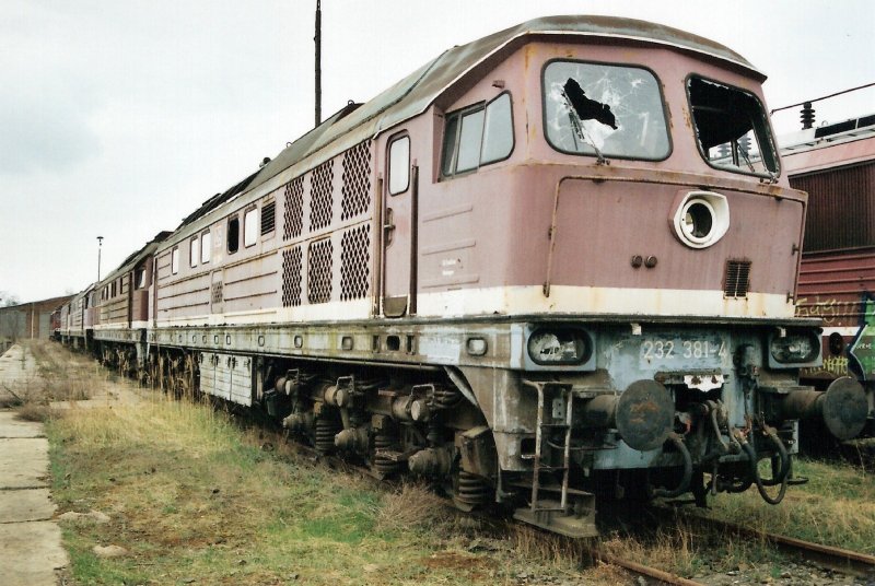 232 381 in Cottbus am 13.04.02/Sie ist etwas ganz besonderes da sie noch die alten Griffstangen besitz!