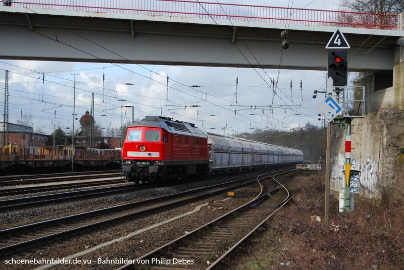 232 388-9 f�hrt am 11. M�rz 2009 mit einem Kalkzug durch Duisburg Enterfang