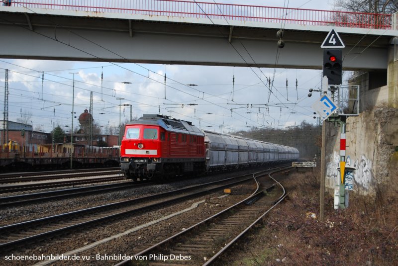 232 388-9 fhrt am 11. Mrz 2009 mit einem Kalkzug durch Duisburg Enterfang