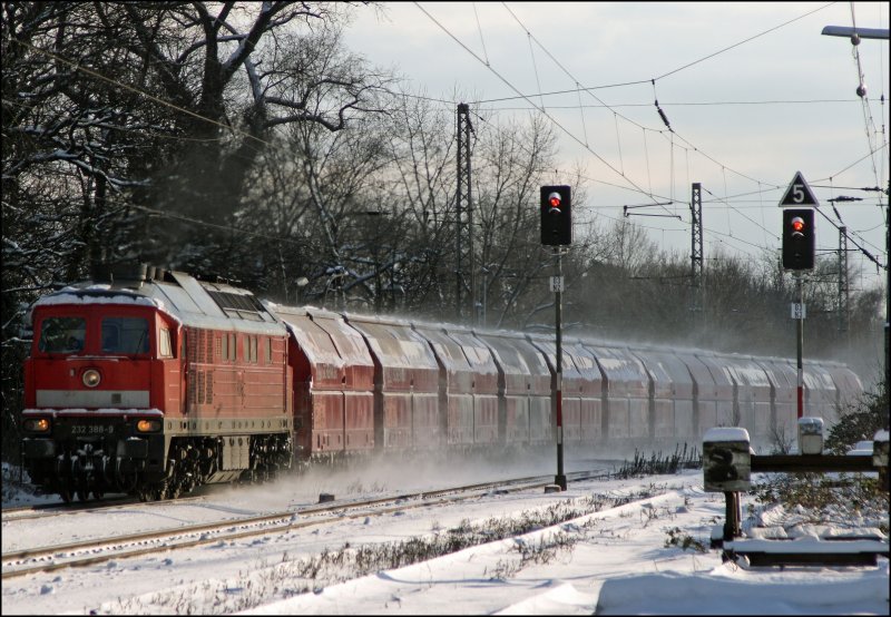 232 388 ist mit einem Kalkzug von Rodenhaus nach Duisburg unterwegs.

