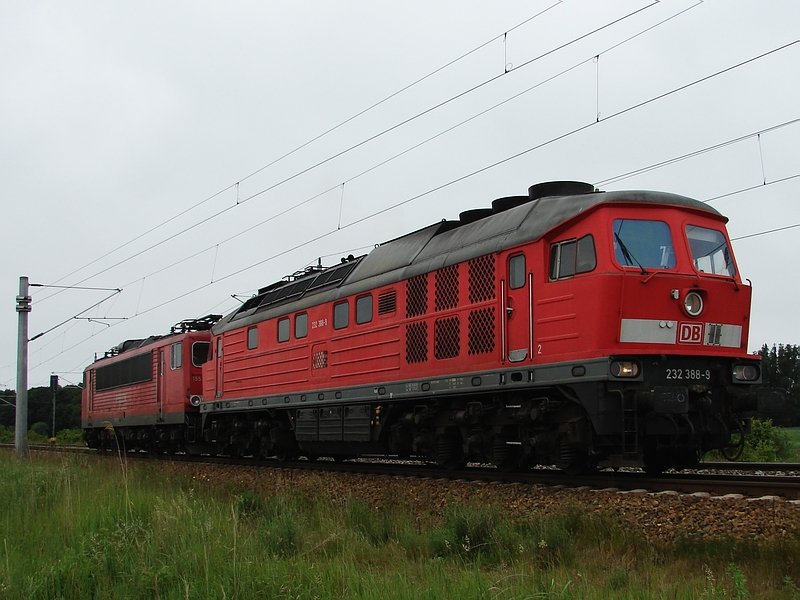 232 388 steht am 02.06.07 mit 155 237 im Schlepp in Martensdorf bei Stralsund und wartet auf die Zugkreuzung mit Regio und UBB…