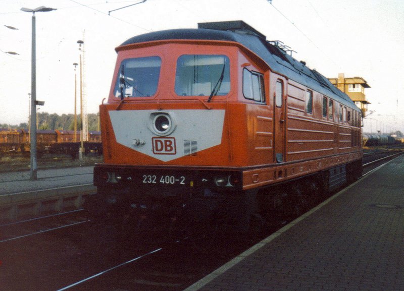 232 400-2 im Bahnhof Hoyerswerda. Sie brachte RE 3022 aus Grlitz, den eine 143 weiter nach Leipzig Hbf zog. Orientrot mit Latz stand den Maschienen sehr gut zu Gesicht, find ich. Bild von August '97.

