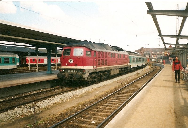 232 401 vor einer Regionalbahn aus Rostock im Juni 1999 bei der Ankunft in Stralsund.
