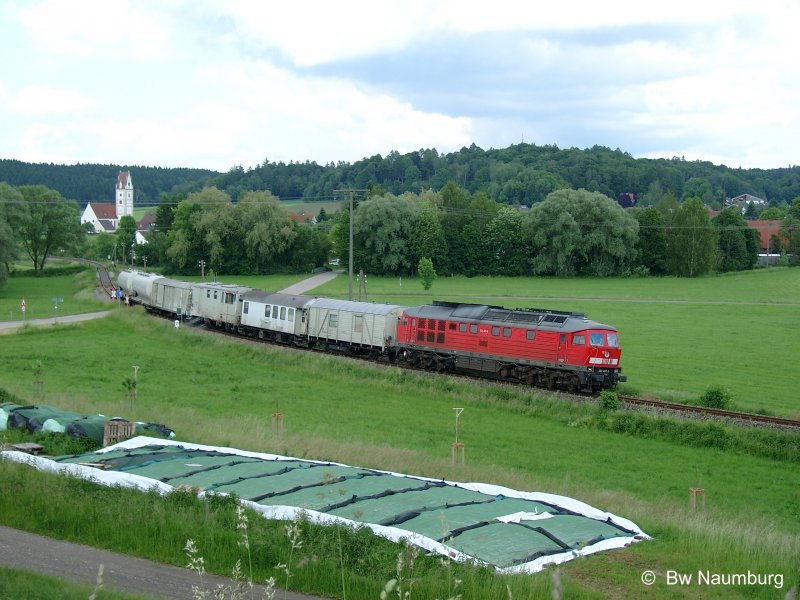 232 403  am 04.06.2005  mit Unkrautvernichtungszug auf der Mittelschwabenbahn kurz hinter Billenhausen.