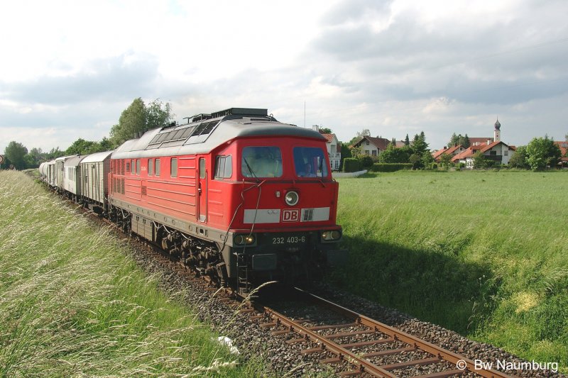 232 403 am 04.06.2005 mit Unkrautvernichtungszug auf der Mittelschwabenbahn Ausfahrt Pfaffenhausen Richtung Mindelheim.